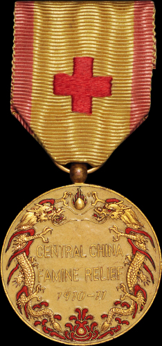 1910-1911年华洋义赈会(Central China Famine Relief)铜质奖章一枚，面雕双龙戏珠，制作精美，带原配红十字会徽绶带，品相良好，少见