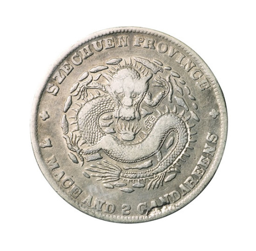 1898年四川省造光绪元宝库平七钱二分银币一枚，“大头龙”版；1903年光绪像一卢比银币一枚，有领直花版式，极美品
