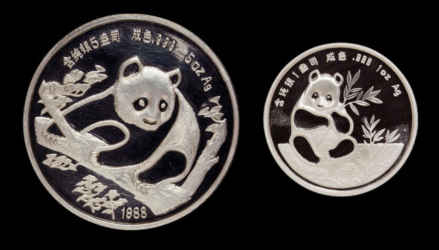 1988年慕尼黑国际硬币展销会5盎司熊猫银币一枚；1990年慕尼黑国际硬币展销会1盎司银币一枚
