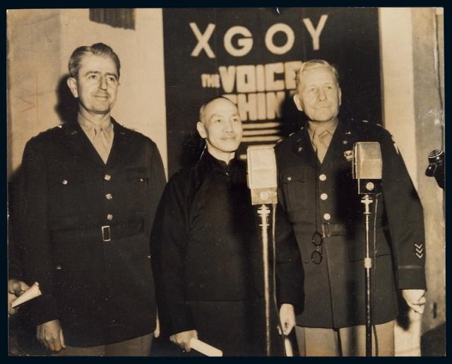P 1945年蒋介石、美国驻中国战区参谋长魏德迈、美国驻华大使郝尔利联合发表抗战胜利演讲照片一张
