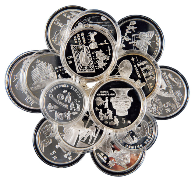 中国古代科技发明发现精制纪念银币一组十五枚，其中包括：1992年第一组5元“蝴蝶风筝”、“航海造船”、“地动仪”、“铸铜术”、“指南针”各一枚，二枚附证书；第一组3元“指南针”、“铜铸币”各一枚；19