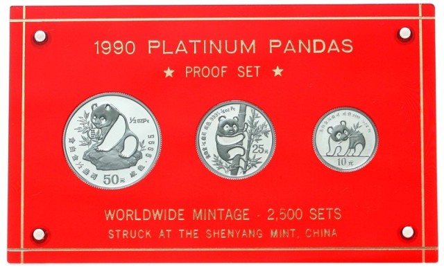 1990年熊猫纪念铂币1/2盎司等3枚 完未流通