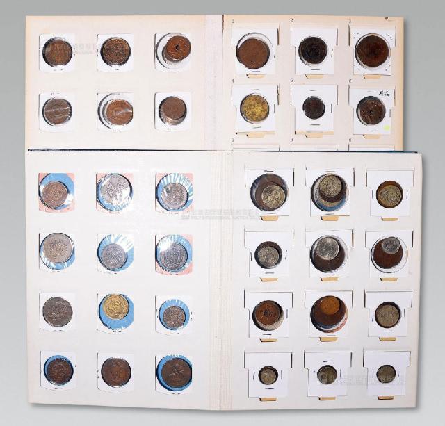 12365   清代、民国古钱、铜板、银元一组两册约140枚