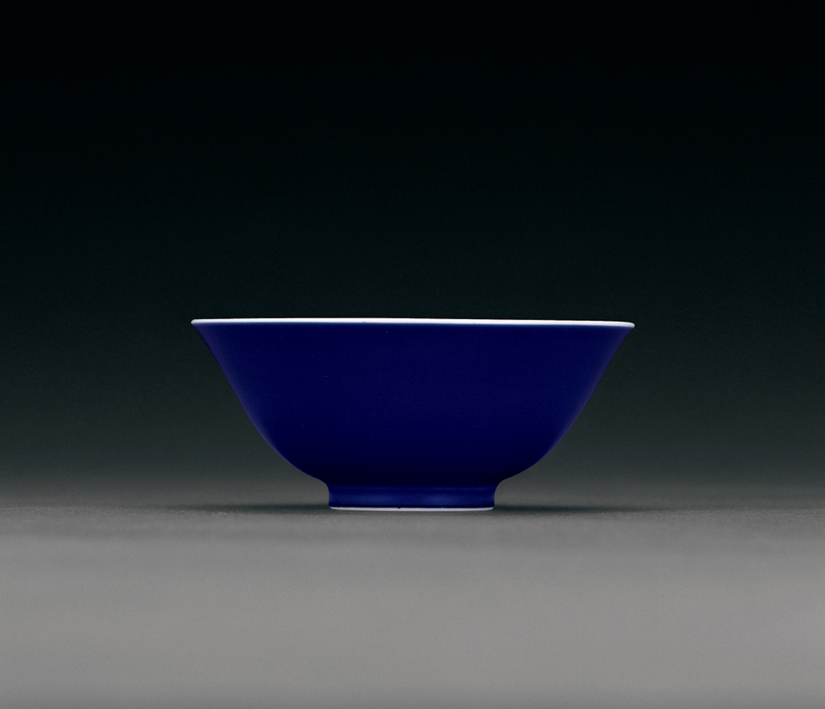 清雍正 官窑霁蓝釉碗