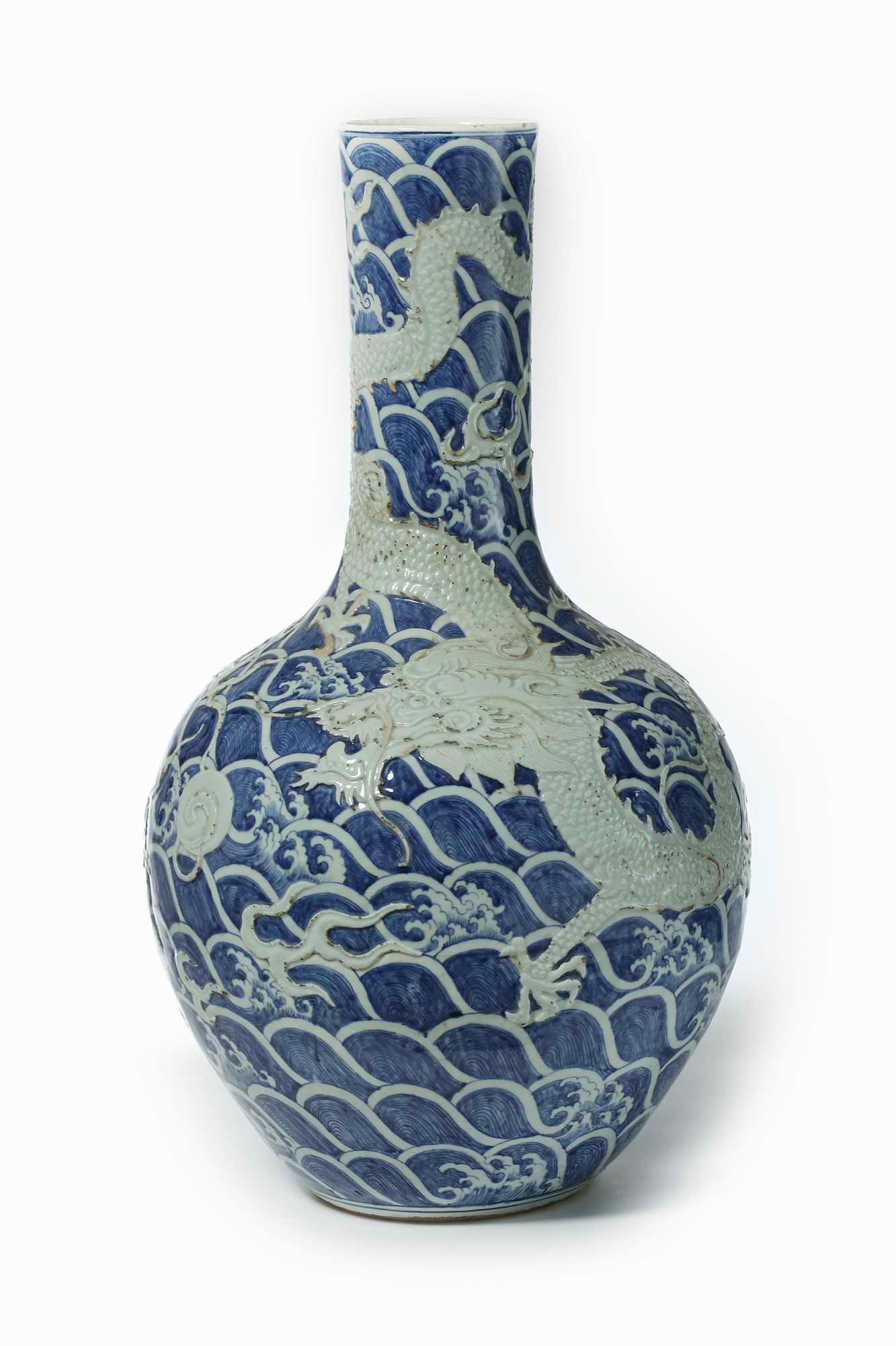 装裱形式：质地：BLUEANDWHITEPILEOFWHITEDRAGONSVASE 清中期青花堆白双龙戏珠天球瓶