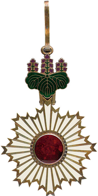 民国时期日本政府颁发“勋三等旭日中绶章”一枚