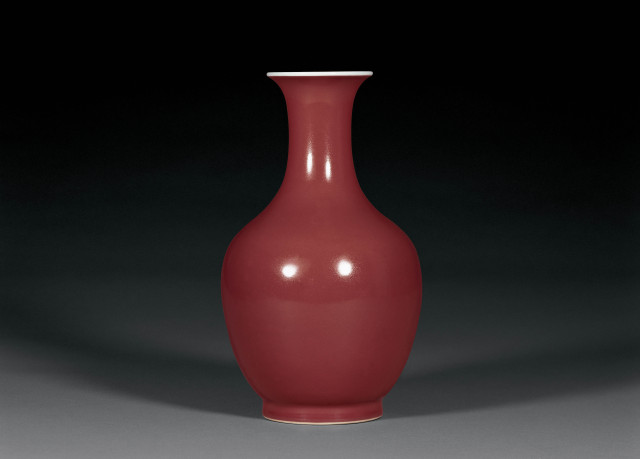 清道光 霁红釉撇口瓶