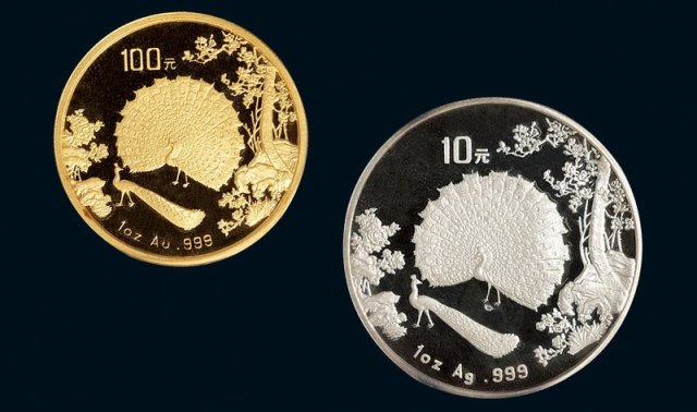 1993年孔雀开屏1盎司金、银币各一枚