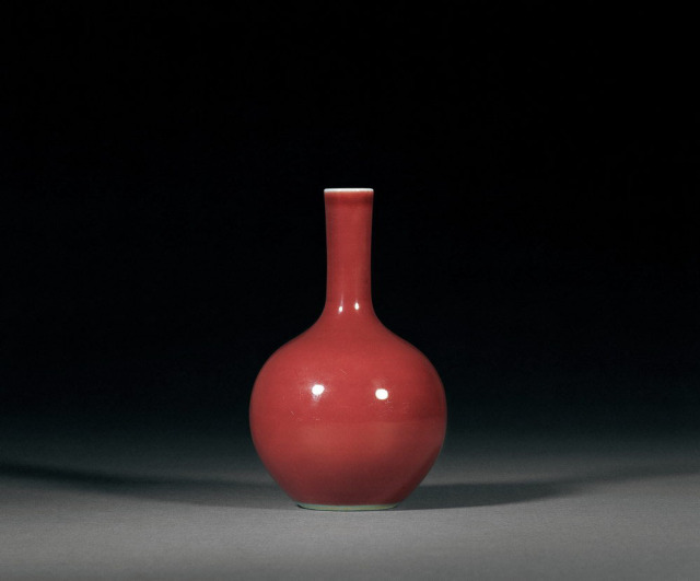 清乾隆 霁红釉直颈瓶