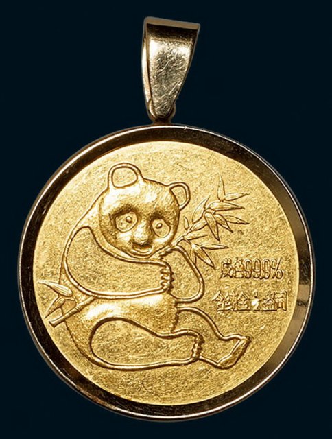 1982年熊猫1/2盎司金币一枚镶有挂件