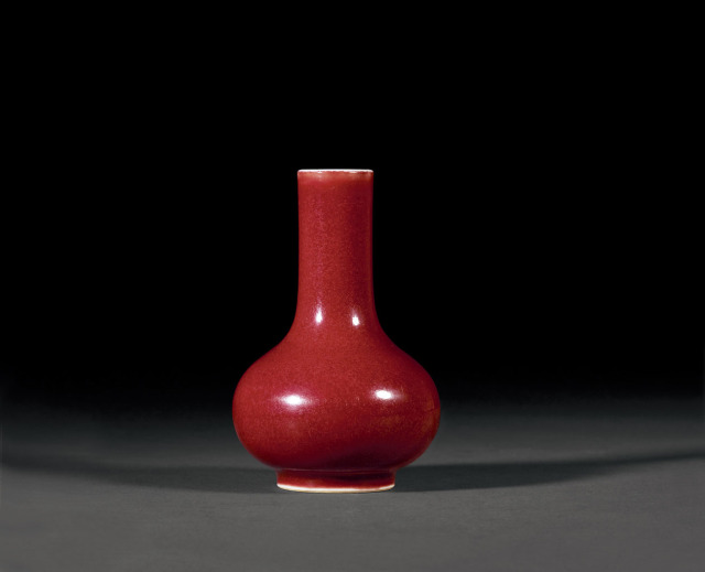 清雍正 霁红釉直颈瓶