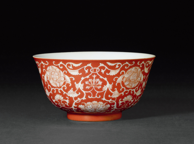 清道光 矾红地留白缠枝花卉纹碗