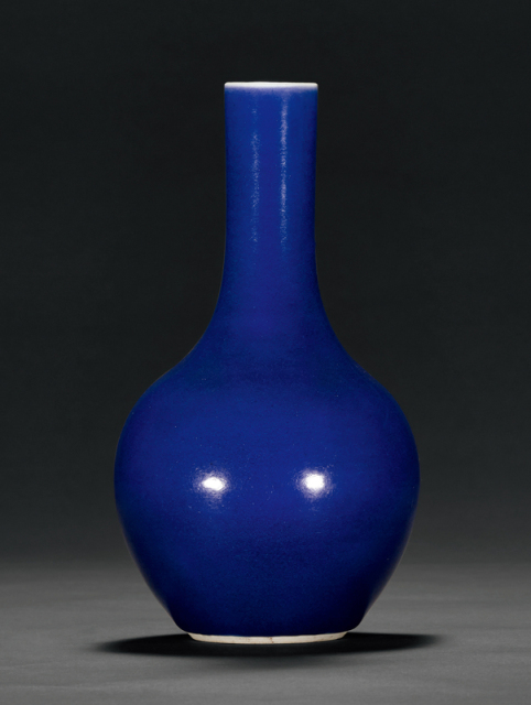 清乾隆 霁蓝釉直颈瓶