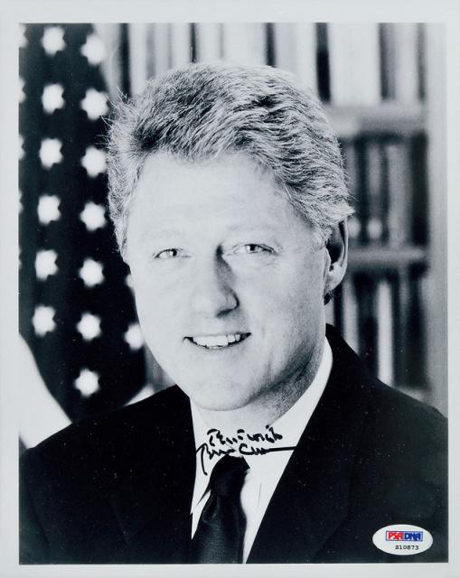 美国总统克林顿黑白色签名照片