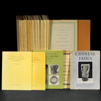  限量发行东方陶瓷学会(伦敦)1936-1981年会刊16册、1948年《中国玉器展》2册等共20册
