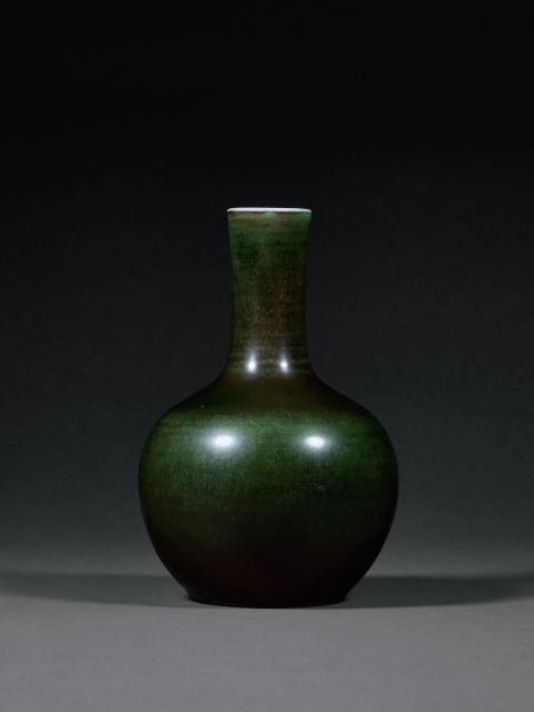 清雍正 郎窑绿釉小天球瓶