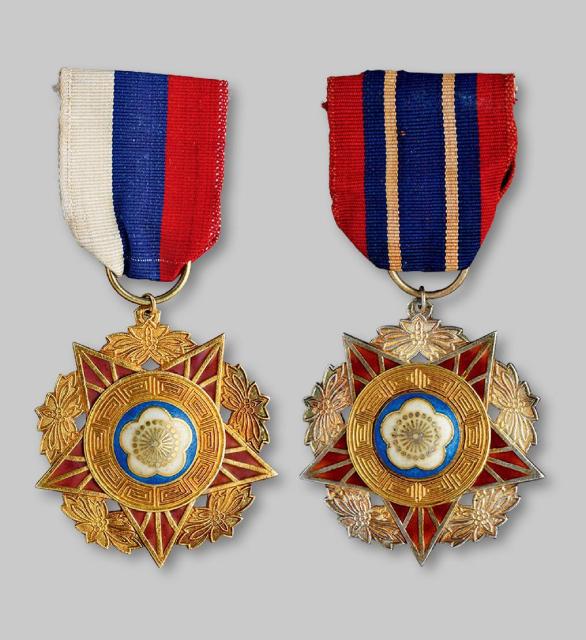 民国国民政府颁发陆海空军甲种一等、二等奖章各一枚