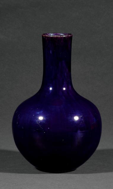 清乾隆 茄皮紫釉天球瓶