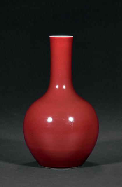 清早期 霁红釉天球瓶