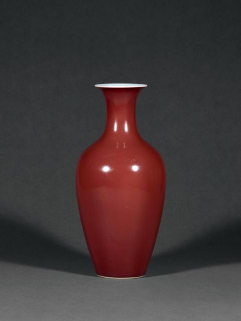 清乾隆 霁红釉观音瓶