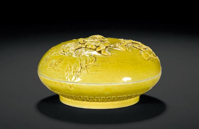  清同治戊辰（1868年） 黄釉雕瓷樵隐图盖盒